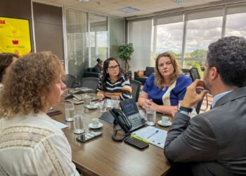 Nayara Maksoud, reuniu-se, nesta quarta-feira (24/04), com a direção da Empresa Brasileira de Serviços Hospitalares - (Foto: Divulgação SES-AM)