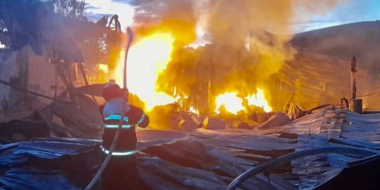 Incêndio na fábrica de colchão - (Foto: Divulgação/CBMAM)