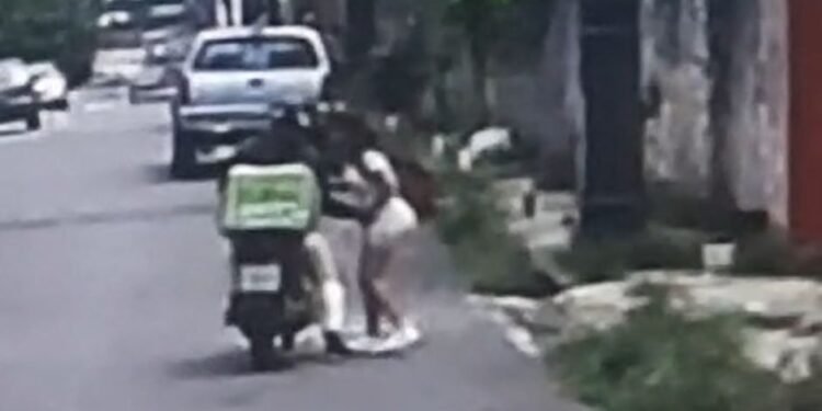 Motociclista importuna adolescente- (Foto: Reprodução)