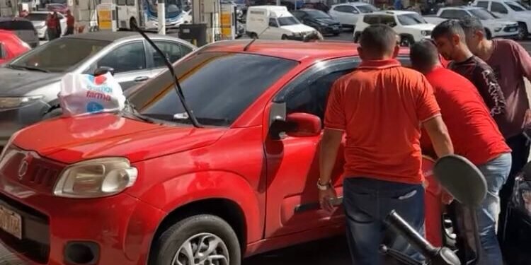 Momento em que as pessoas tentaram retirar a criança de dentro do carro - (Foto: Divulgação)