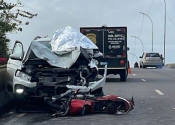 O corpo do mototaxista ficou em cima do teto do carro (Diana Rodrigues/Rios de Notícias)