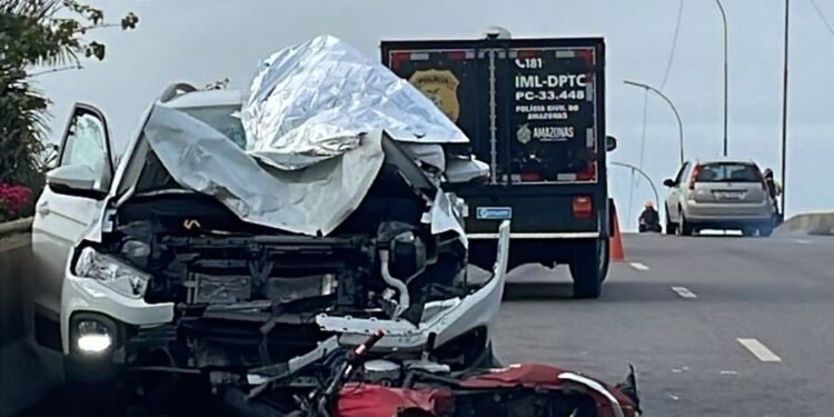 O corpo do mototaxista ficou em cima do teto do carro (Diana Rodrigues/Rios de Notícias)