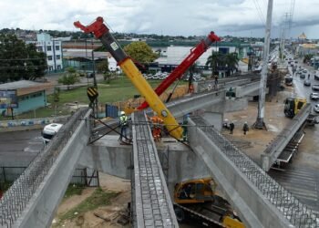 É importante que todos os condutores estejam atentos às sinalizações e às orientações dos agentes de trânsito - (Foto: Divulgação /Seminf e IMMU)
