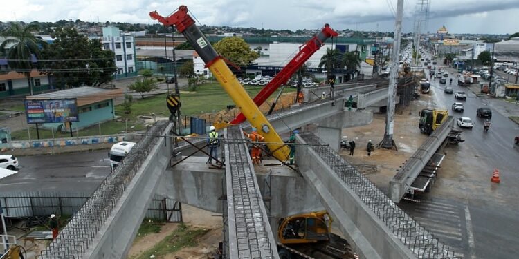 É importante que todos os condutores estejam atentos às sinalizações e às orientações dos agentes de trânsito - (Foto: Divulgação /Seminf e IMMU)