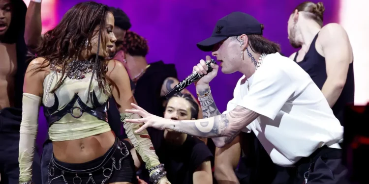 Anitta fez uma participação especial no show de Peso Pluma no segundo fim de semana do Coachella - (Foto: Frazer Harrison/Getty Images for Coachella)