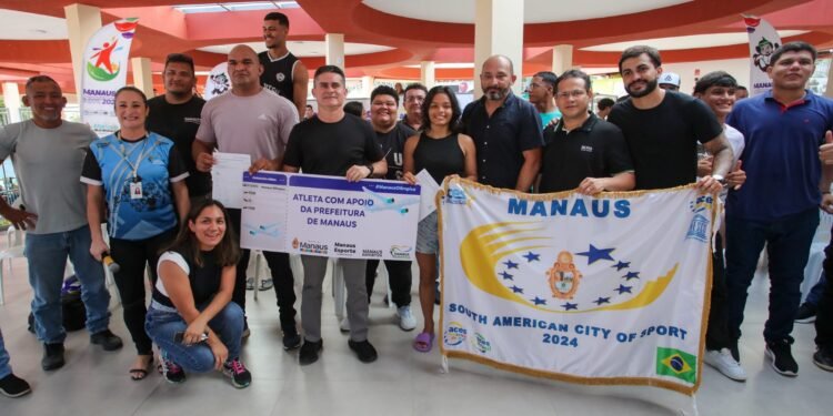 A entrega aconteceu no Mirante Lúcia Almeida, no Centro de Manaus - (Foto: Divulgação)