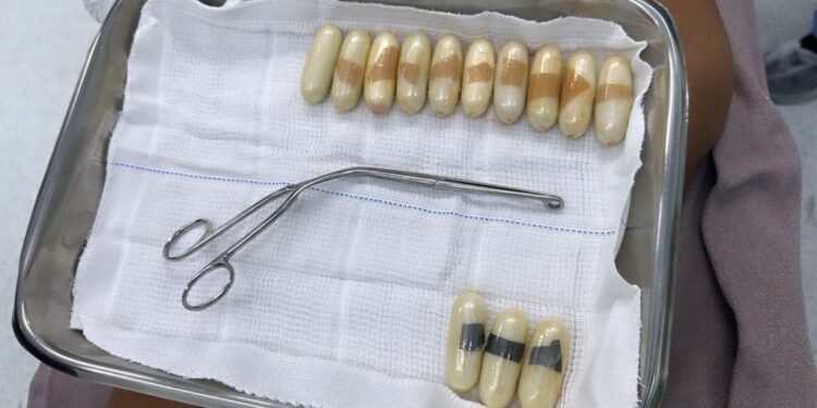 Drogas encontradas dentro da suspeita - (Foto: Divullgação)