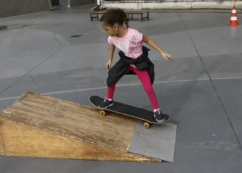 Criança andando de skate - (Foto: Fernando Frazão)