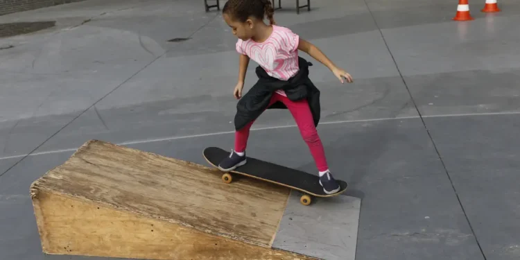 Criança andando de skate - (Foto: Fernando Frazão)