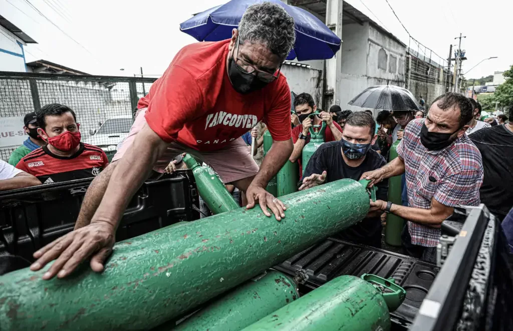 Oxigênio: falta de cilindros afetou hospitais no Amazonas (Foto: Bruno Kelly/Reuters)
