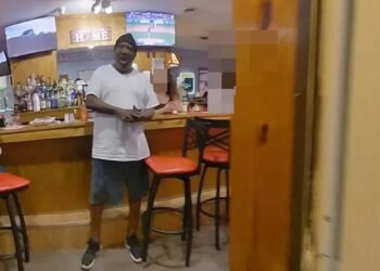 Morre asfixiado homem negro em abordagem polícial nos Estados Unidos