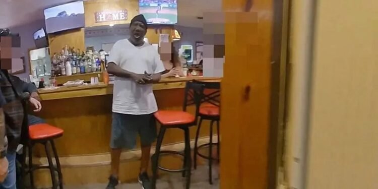 Morre asfixiado homem negro em abordagem polícial nos Estados Unidos