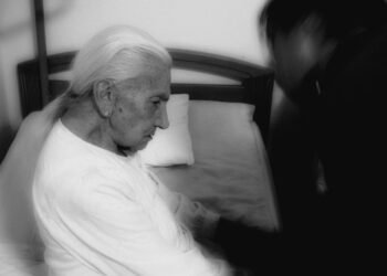 Estudo aponta filho como principal agressor em casos de idosos que sofrem violência - (Foto: Internet)