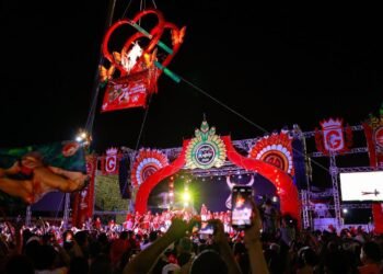Garantido usa guindaste em lançamento de álbum e gera comentários nas redes sociais