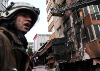 Fogo atingiu os primeiros pisos de um edifício de 16 andares - ( Foto: Reprodução/X @DSHABERNET)