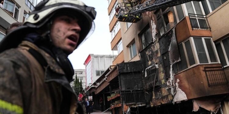 Fogo atingiu os primeiros pisos de um edifício de 16 andares - ( Foto: Reprodução/X @DSHABERNET)