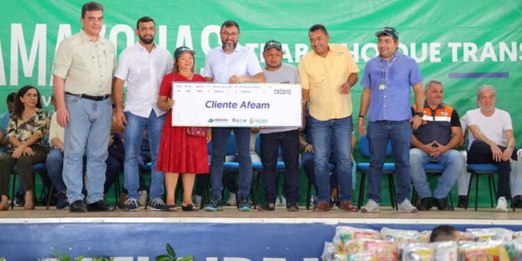 Cinco associações do setor primário do município também receberam mais de R$ 995 mil em fomentos - (Foto: Diego Peres e Mauro Neto/ Secom)