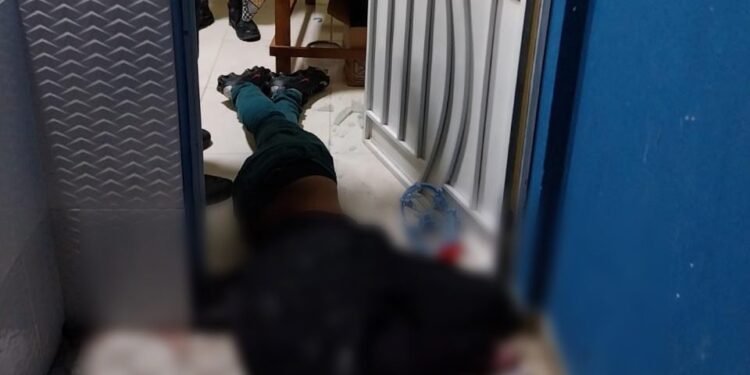 O rapaz foi encontrado morto na cozinha - (Foto: Divugação)