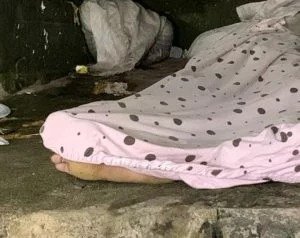 Moradores da área cobriram o corpo da vítima - (Foto: Reprodução)