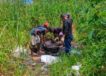 Os moradores ajudaram na remoção do corpo - (Foto: Divulgação/ Internet)