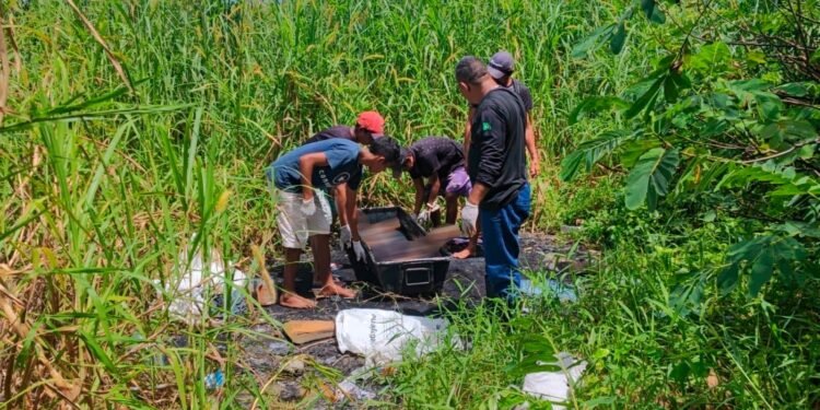 Os moradores ajudaram na remoção do corpo - (Foto: Divulgação/ Internet)