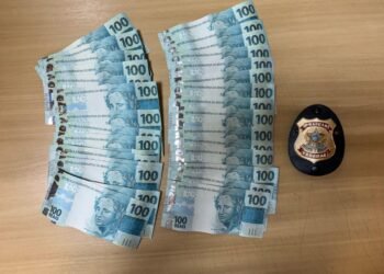 mulher-dinheiro-falso