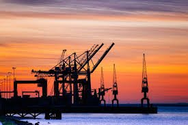 Foi divulgado que os estoques de petróleo dos Estados Unidos tiveram crescimento de 2,735 milhões de barris, a 459,993 milhões de barris, na semana passada -