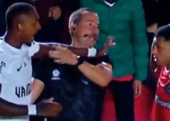 Zagueiro se irritou após dividida com Perello e acabou expulso pela arbitragem (Foto: Reprodução/X)