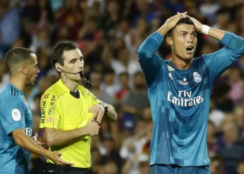 Cristiano Ronaldo foi expulso após o árbitro considerar que ele simulou um pênalti, aplicando o segundo amarelo - (Foto: AP)