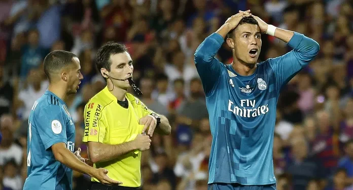 Cristiano Ronaldo foi expulso após o árbitro considerar que ele simulou um pênalti, aplicando o segundo amarelo - (Foto: AP)