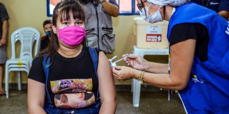 Crianças menores de 12 anos devem estar acompanhadas de um dos pais ou um responsável - (Foto: Divulgação / Semsa)