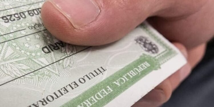 Eleitores se irritam com a demora no atendimento do TRE-AM