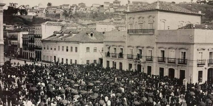 Multidão se reúne em frente ao palácio do governo, no Rio, em 1888 - (Agência Senado).
