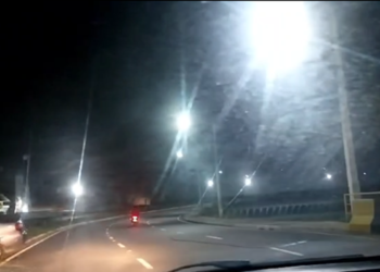 Motorista leva pedrada na cara, perde o controle e capota em Manaus