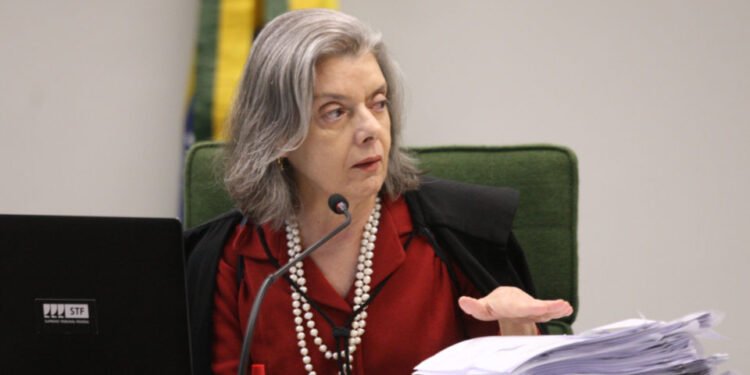 Cármen vota a favor de ação de Bolsonaro contra Janones que o chamou de ‘ladrão de joias’