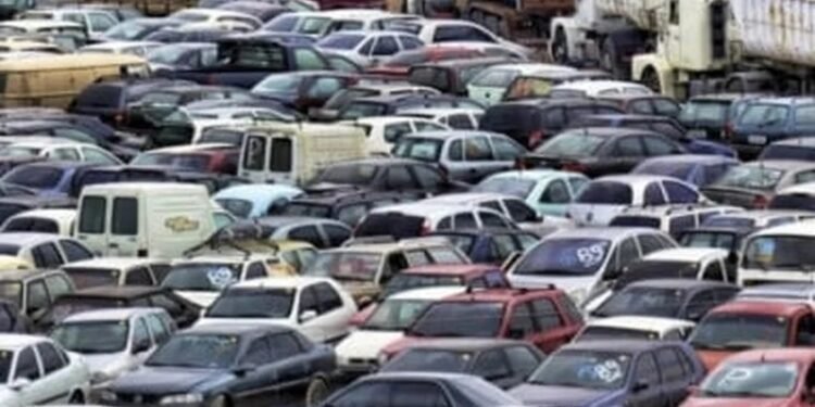 Pátio do Detran em Porto Alegre vira cemitério de veículos devido a enchente