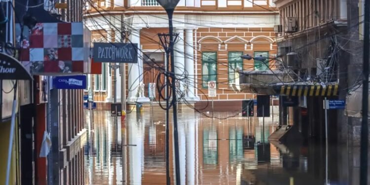 Comporta é aberta para escoar água do centro de Porto Alegre