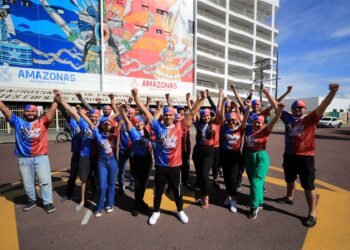 Bumbódromo de Parintins recebe artistas para pintura da marca oficial do 57º Festival