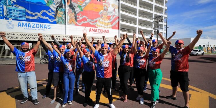 Bumbódromo de Parintins recebe artistas para pintura da marca oficial do 57º Festival