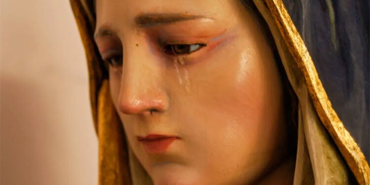 Estátua de Nossa Senhora chorando. Veja o que muda nas regras do Vaticano (Foto: Reprodução)