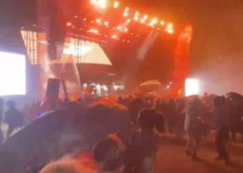Estrutura do palco cai sobre pessoas durante o evento