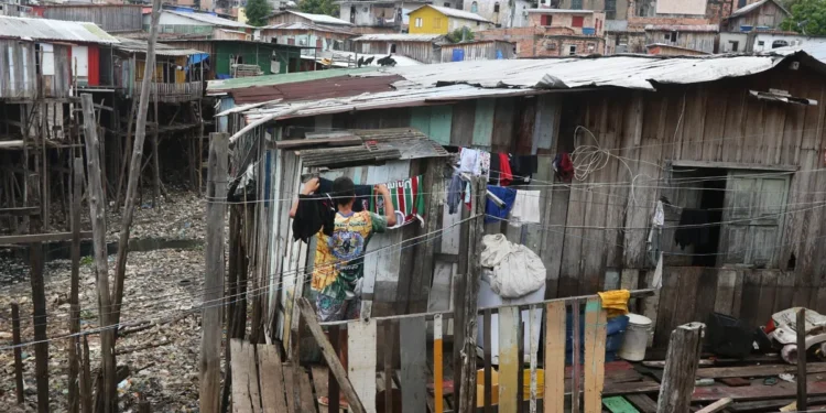 Déficit habitacional em Manaus atinge mais de 103 mil domicílios; mulheres são mais afetadas