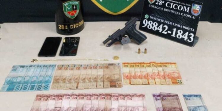 Homem é preso com arma de fogo e dinheiro
