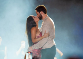 Isabelle e Matheus se beijam durante show de Joelma em Manaus - (Reprodução).