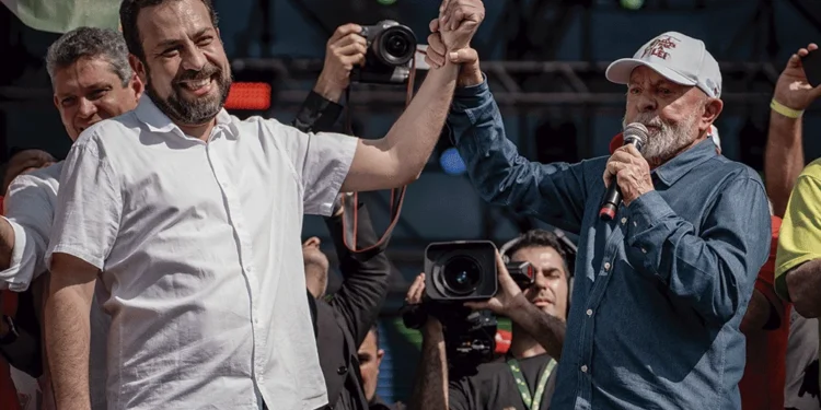 Guilherme Boulos (PSOL) e Luiz Inácio Lula da Silva (PT) durante evento do Dia do Trabalhador - (Foto: Leandro Paiva e redes sociais)