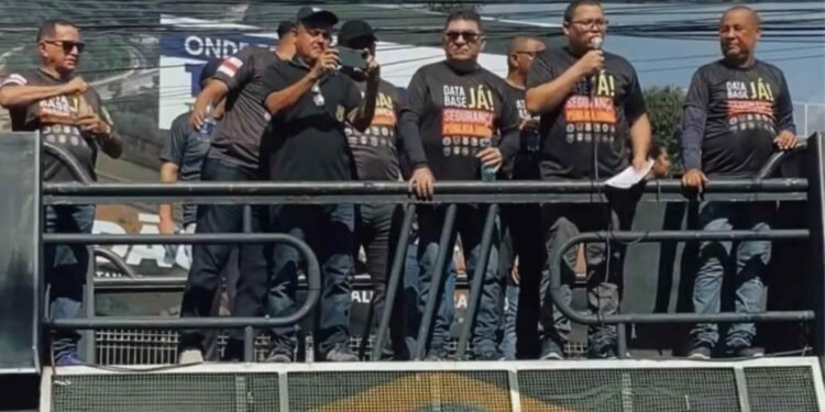 Manifestação do servidores das Forças de Segurança, em frente do Palácio do Governo (Reprodução)