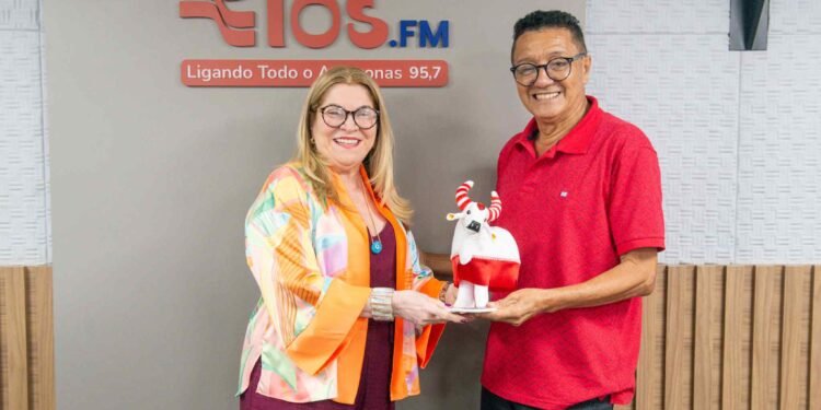 Rivaldo Pereira, do MAG e a apresentadora Mazé Mourão, da Rádio Rios de Notícias (João Dejacy/Rios de Notícias)