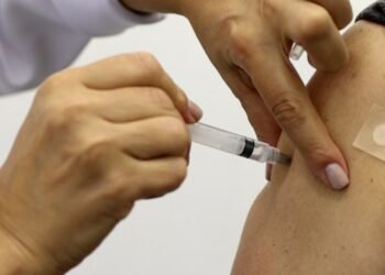 Ministério da Saúde entrega doses atualizada da covid-19