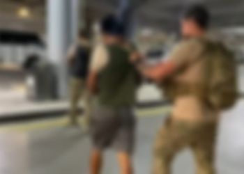 Suspeito de estupro de recém-nascido sendo conduzido por policiais no Aeroporto de Manaus - (Reprodução/PC-AM).