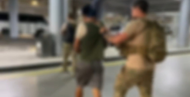 Suspeito de estupro de recém-nascido sendo conduzido por policiais no Aeroporto de Manaus - (Reprodução/PC-AM).